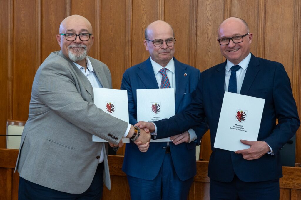 List intencyjny w sprawie organizacji regionalnego sympozjum bezpieczeństwa w ruchu drogowym parafowali członek zarządu województwa Marek Wojtkowski, prezydent Grudziądza Maciej Glamowski i prezes Fundacji Bezpieczni.eu Robert Majewski, fot. Mikołaj Kuras dla UMWKP