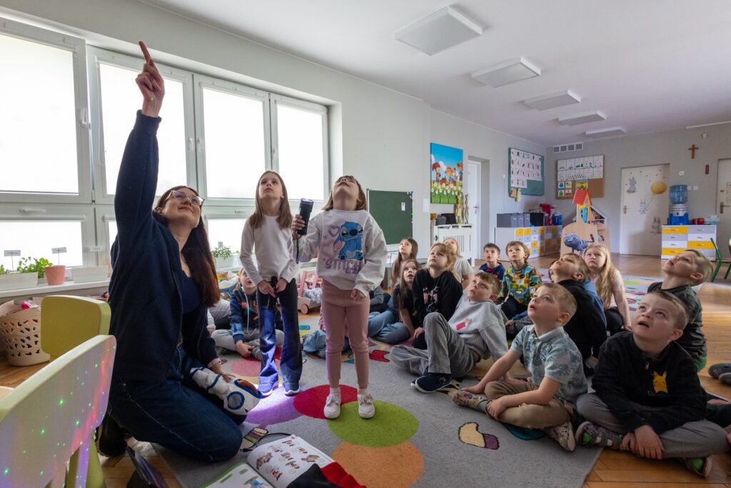 Projekt „Ciemne niebo w astrobazie”, lekcja w przedszkolu w Rypinie, fot. Mikołaj Kuras dla UMWKP