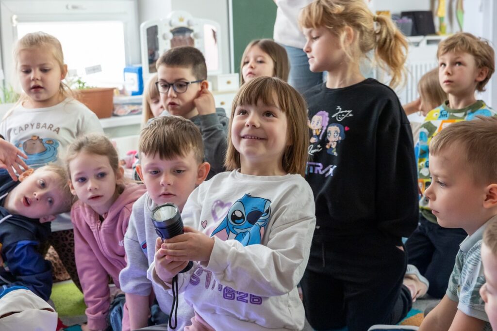 Projekt „Ciemne niebo w astrobazie”, lekcja w przedszkolu w Rypinie, fot. Mikołaj Kuras dla UMWKP