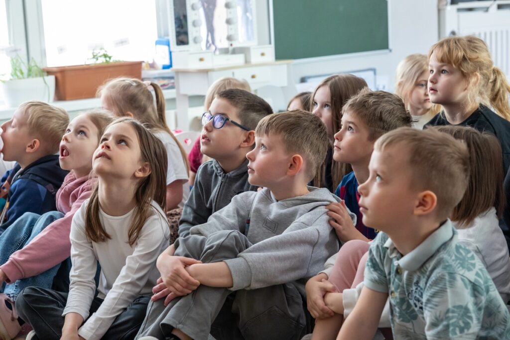 Projekt „Ciemne niebo w astrobazie”, lekcja w przedszkolu w Rypinie, fot. Mikołaj Kuras dla UMWKP