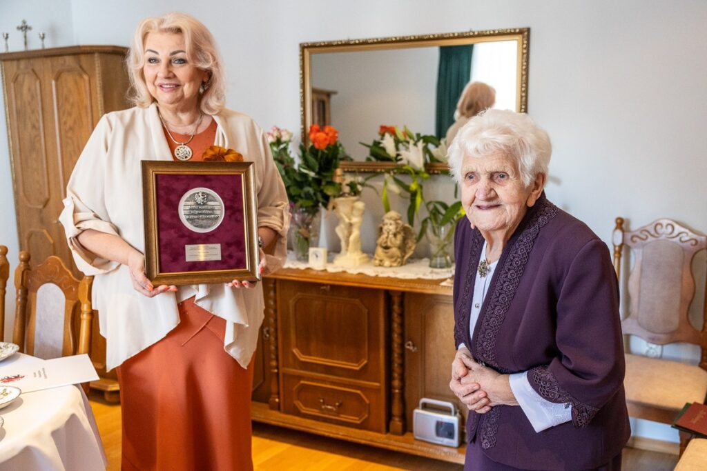 Medal Unitas Durat dla Stanisławy Kos, fot. Szymon Zdziebło/tarantoga.pl dla UMWKP