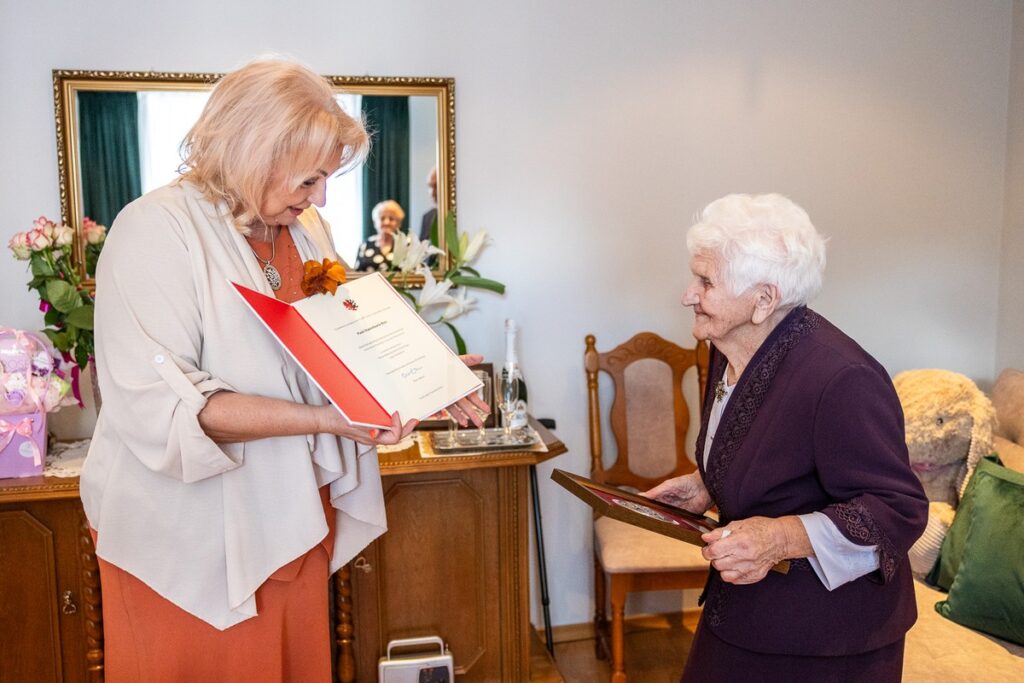 Medal Unitas Durat dla Stanisławy Kos, fot. Szymon Zdziebło/tarantoga.pl dla UMWKP