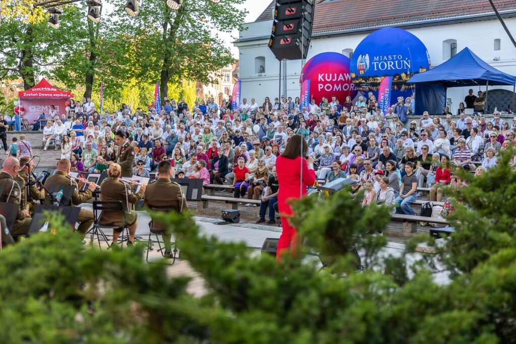 Wojewódzkie obchody Dnia Flagi, Toruń, fot. Szymon Zdziebło/tarantoga dla UMWKP