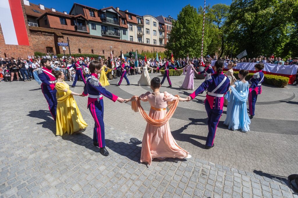 Wojewódzkie obchody Dnia Flagi, Toruń, fot. Szymon Zdziebło/tarantoga dla UMWKP