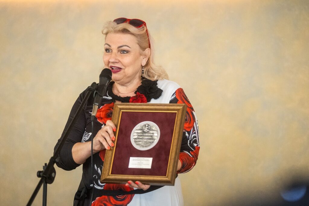 Awarding of a medal to Ms. Irena Łuczak, photo by Szymon Zdziebło/tarantoga.pl for the UMWKP