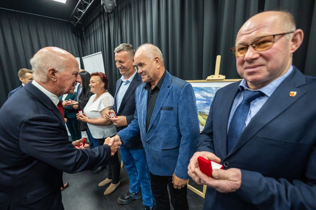 Presentation of honorary badges to village heads from Grudziądz County, photo by Mikołaj Kuras for the UMWKP