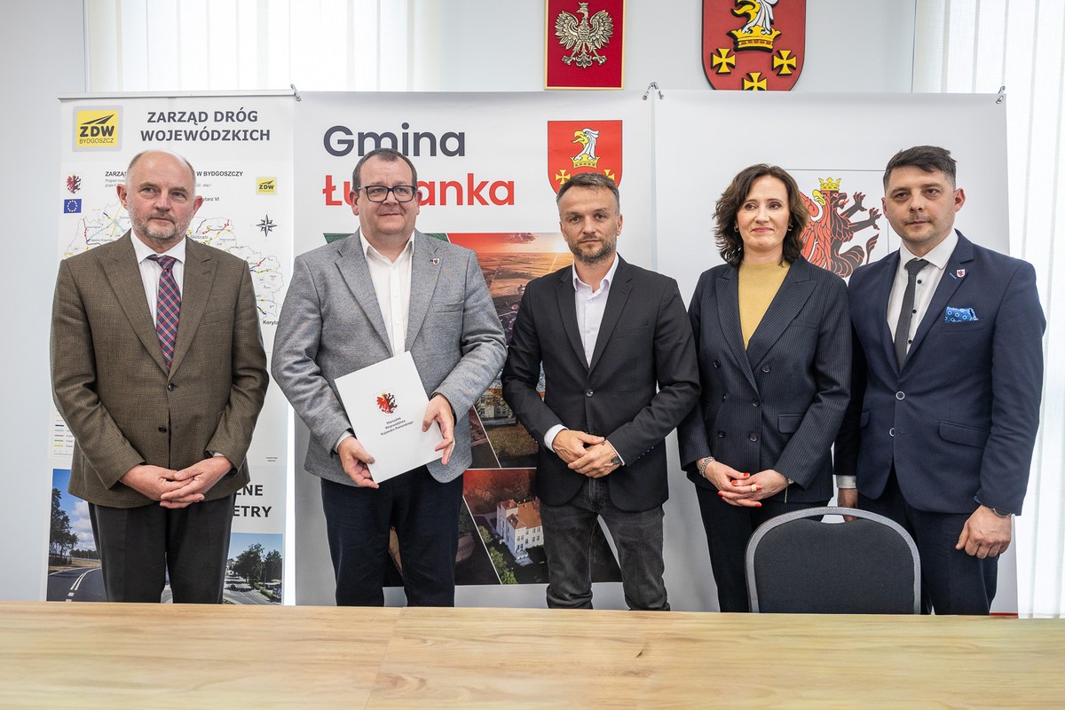 Podpisanie umowy na modernizację DW 553, fot. Szymon Zdziebło/tarantoga.pl dla UMWKP