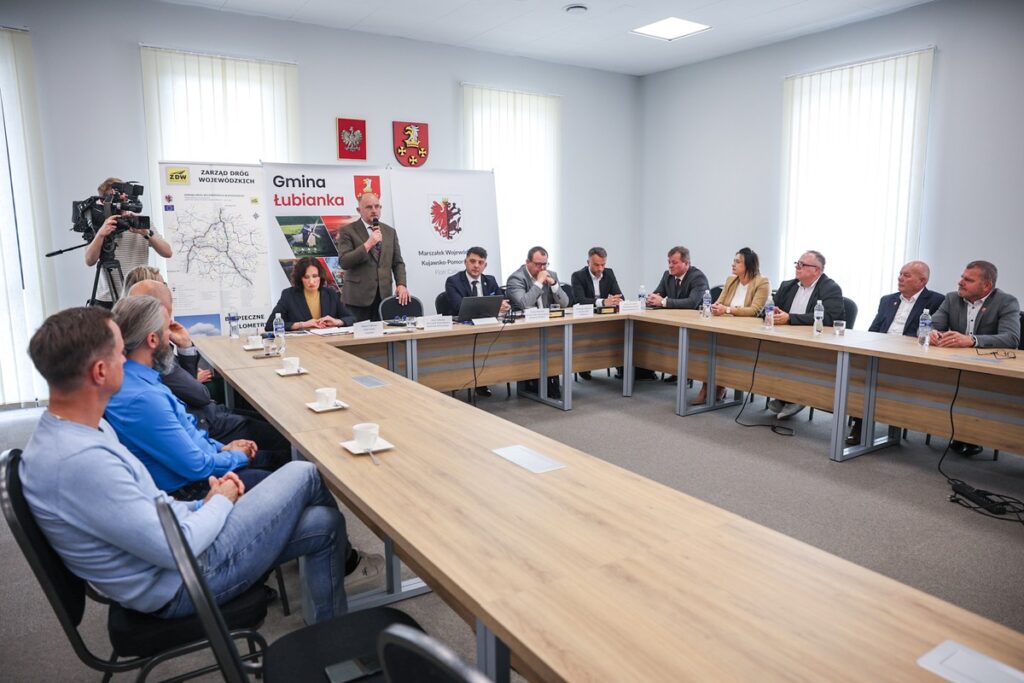 Podpisanie umowy na modernizację DW 553, fot. Szymon Zdziebło/tarantoga.pl dla UMWKP