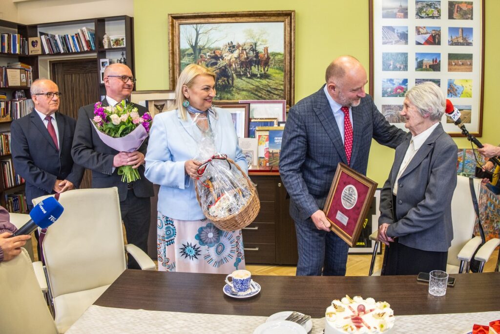 Wręczenie medalu Teresie Martewicz, fot. Andrzej Goiński/UMWKP
