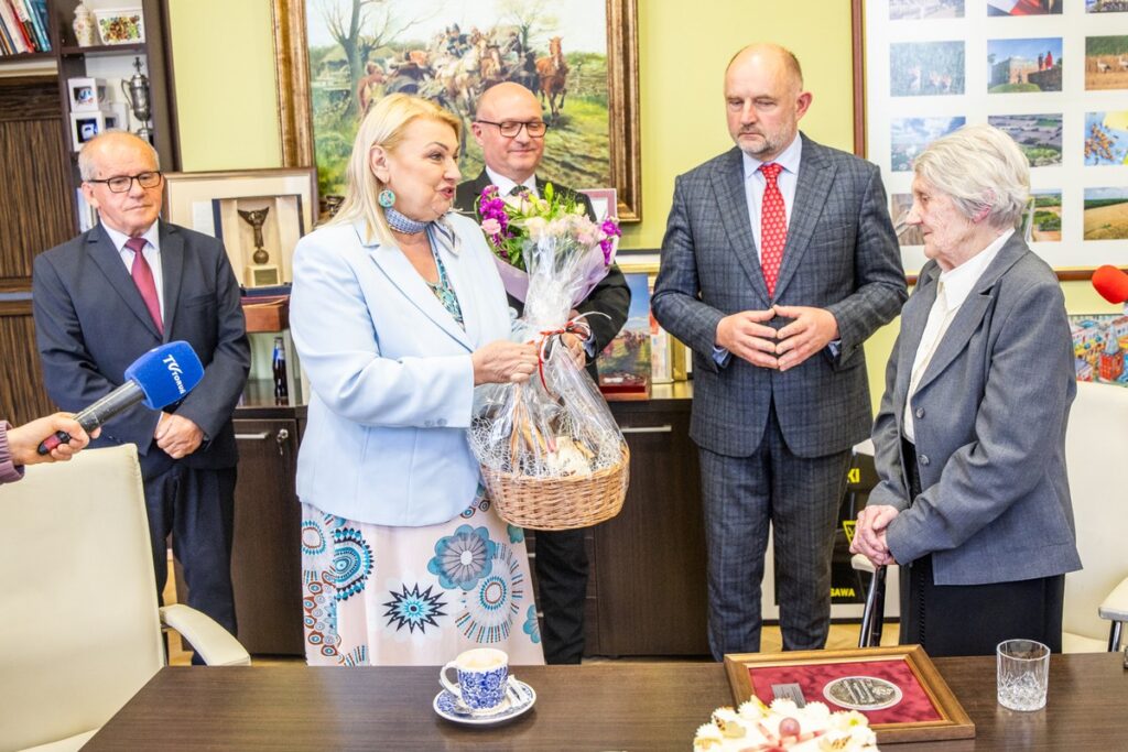 Wręczenie medalu Teresie Martewicz, fot. Andrzej Goiński/UMWKP