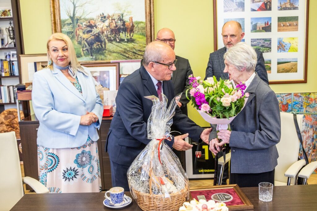 Wręczenie medalu Teresie Martewicz, fot. Andrzej Goiński/UMWKP