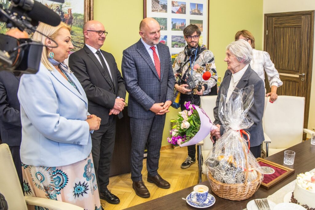 Wręczenie medalu Teresie Martewicz, fot. Andrzej Goiński/UMWKP
