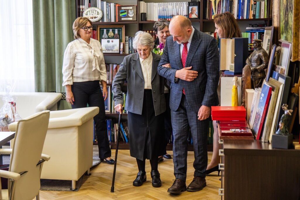Wręczenie medalu Teresie Martewicz, fot. Andrzej Goiński/UMWKP