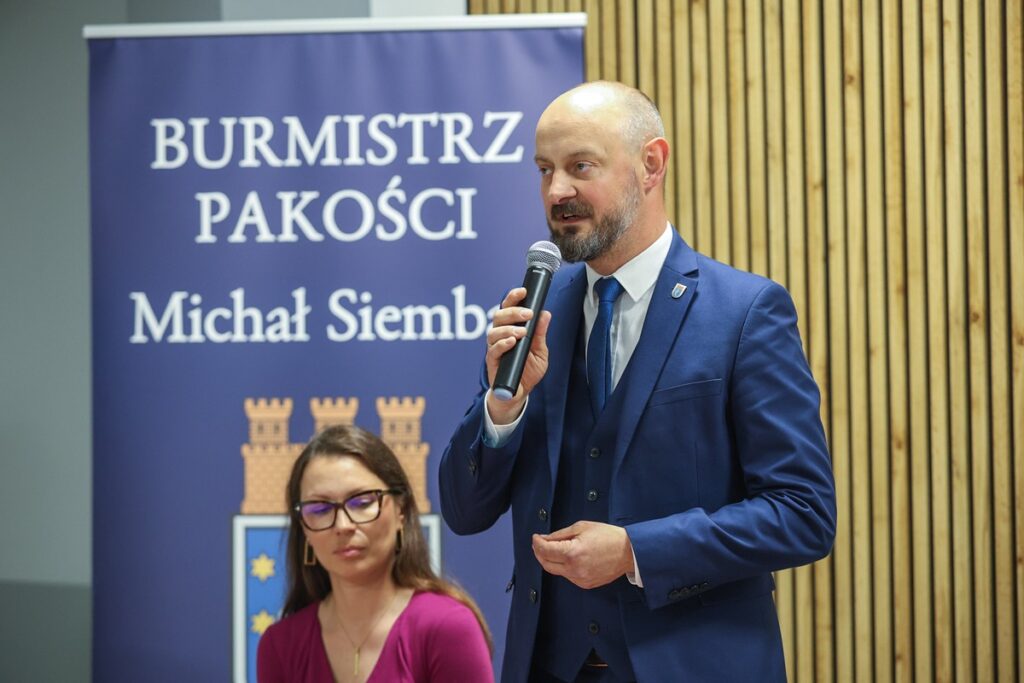 Podpisanie umowy o finansowanie inwestycji, fot. Szymon Zdziebło/tarantoga dla UMWKP