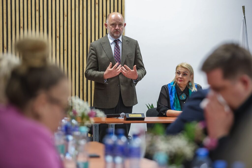 Podpisanie umowy o finansowanie inwestycji, fot. Szymon Zdziebło/tarantoga dla UMWKP