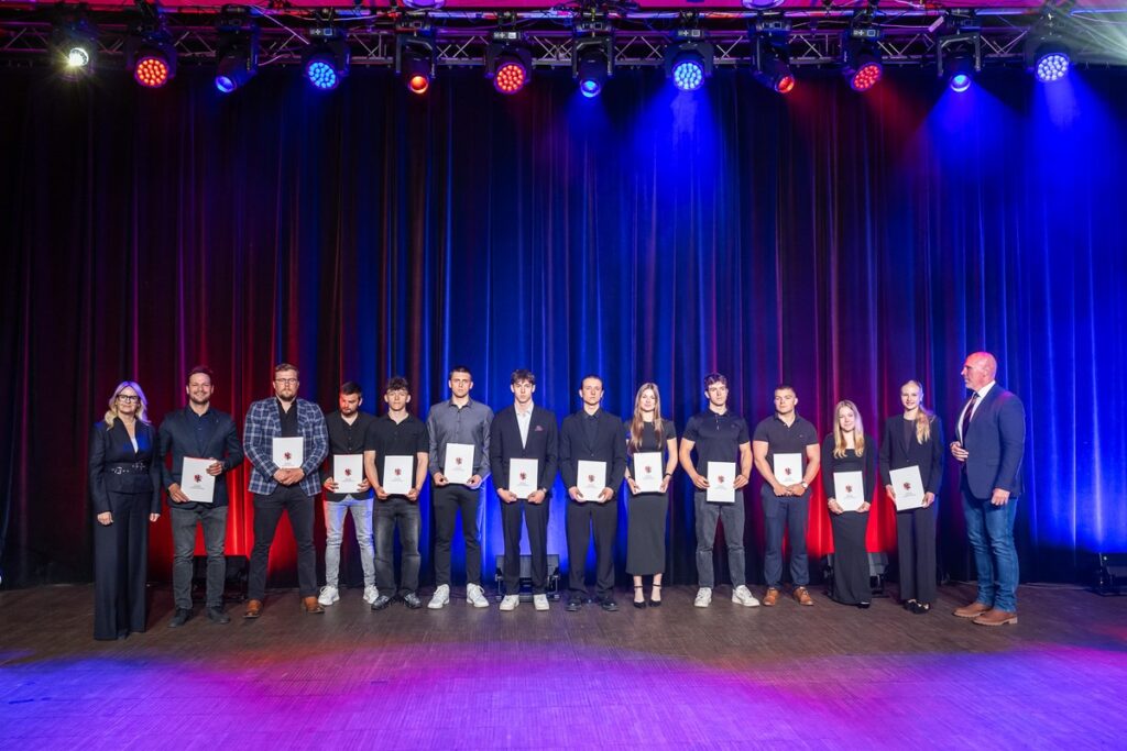 Wręczenie nagród i stypendiów sportowych, fot. Szymon Zdziebło/tarantoga.pl dla UMWKP