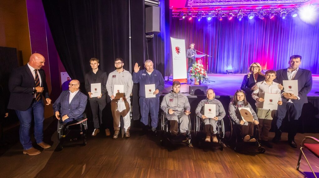 Wręczenie nagród i stypendiów sportowych, fot. Szymon Zdziebło/tarantoga.pl dla UMWKP