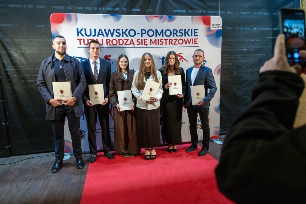 Wręczenie nagród i stypendiów sportowych, fot. Szymon Zdziebło/tarantoga.pl dla UMWKP