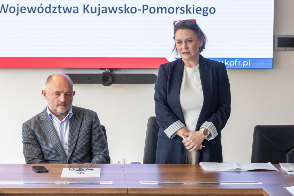 Wręczenie umów pożyczek pomocowych KPFR, fot. Mikołaj Kuras dla UMWKP