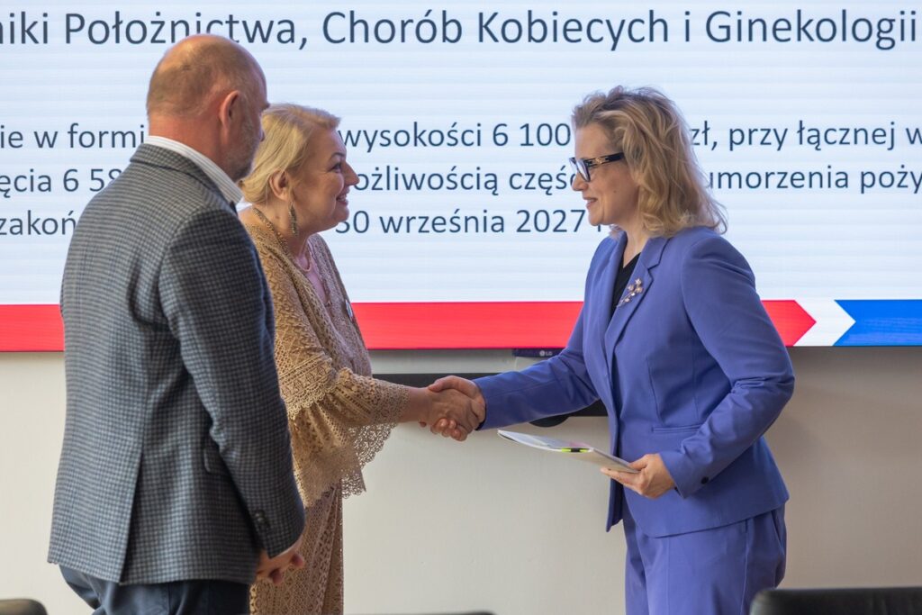 Wręczenie umów pożyczek pomocowych KPFR, fot. Mikołaj Kuras dla UMWKP