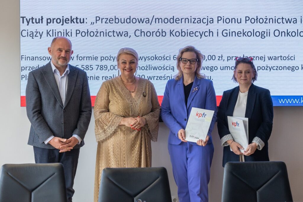 Wręczenie umów pożyczek pomocowych KPFR, fot. Mikołaj Kuras dla UMWKP