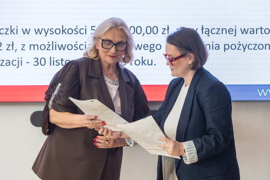 Wręczenie umów pożyczek pomocowych KPFR, fot. Mikołaj Kuras dla UMWKP