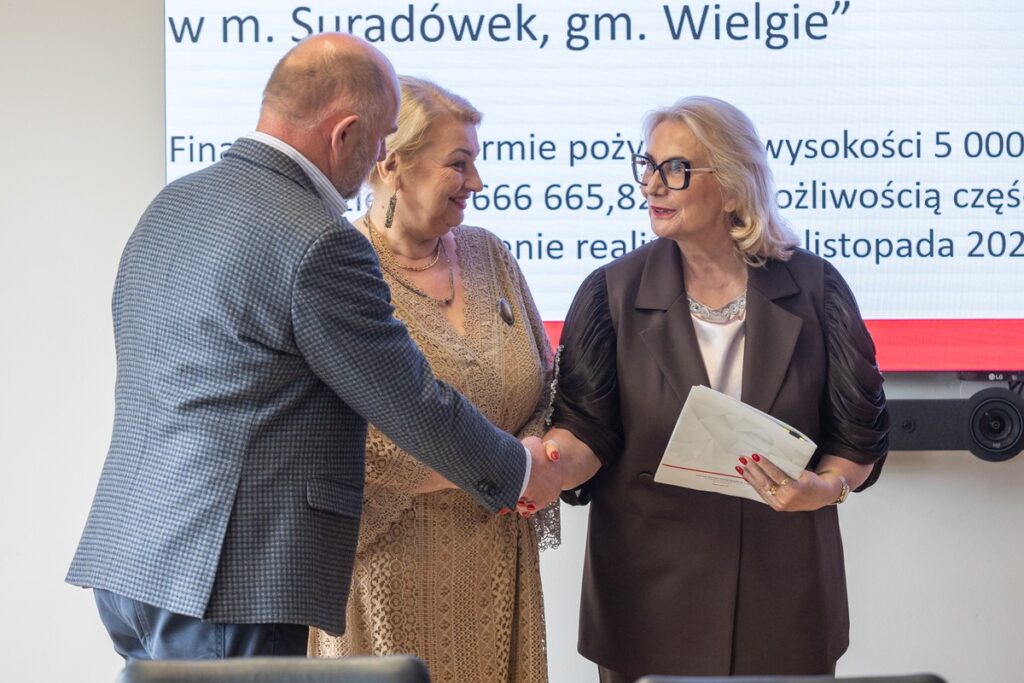 Wręczenie umów pożyczek pomocowych KPFR, fot. Mikołaj Kuras dla UMWKP