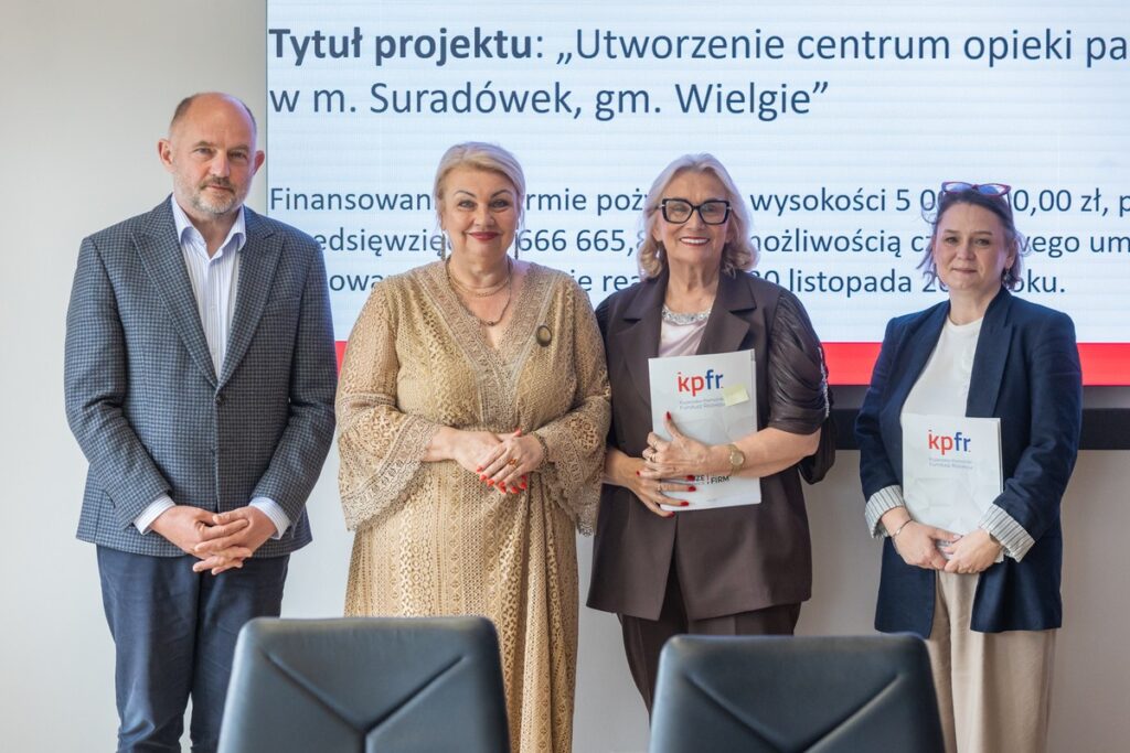 Wręczenie umów pożyczek pomocowych KPFR, fot. Mikołaj Kuras dla UMWKP