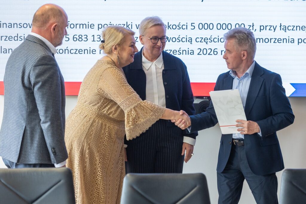 Wręczenie umów pożyczek pomocowych KPFR, fot. Mikołaj Kuras dla UMWKP