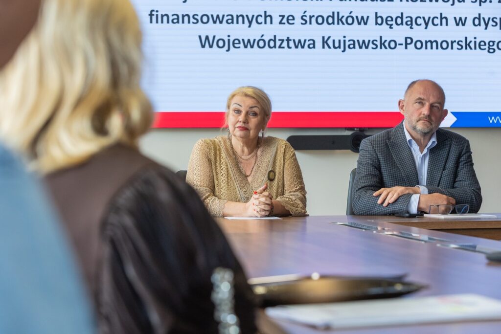 Wręczenie umów pożyczek pomocowych KPFR, fot. Mikołaj Kuras dla UMWKP