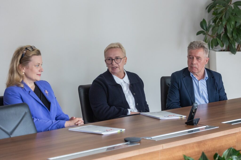 Wręczenie umów pożyczek pomocowych KPFR, fot. Mikołaj Kuras dla UMWKP