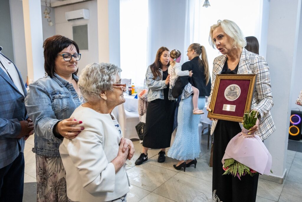Awarding of the medal to Helena Kardaś, photo by Szymon Zdziebło/tarantoga.pl for the UMWKP