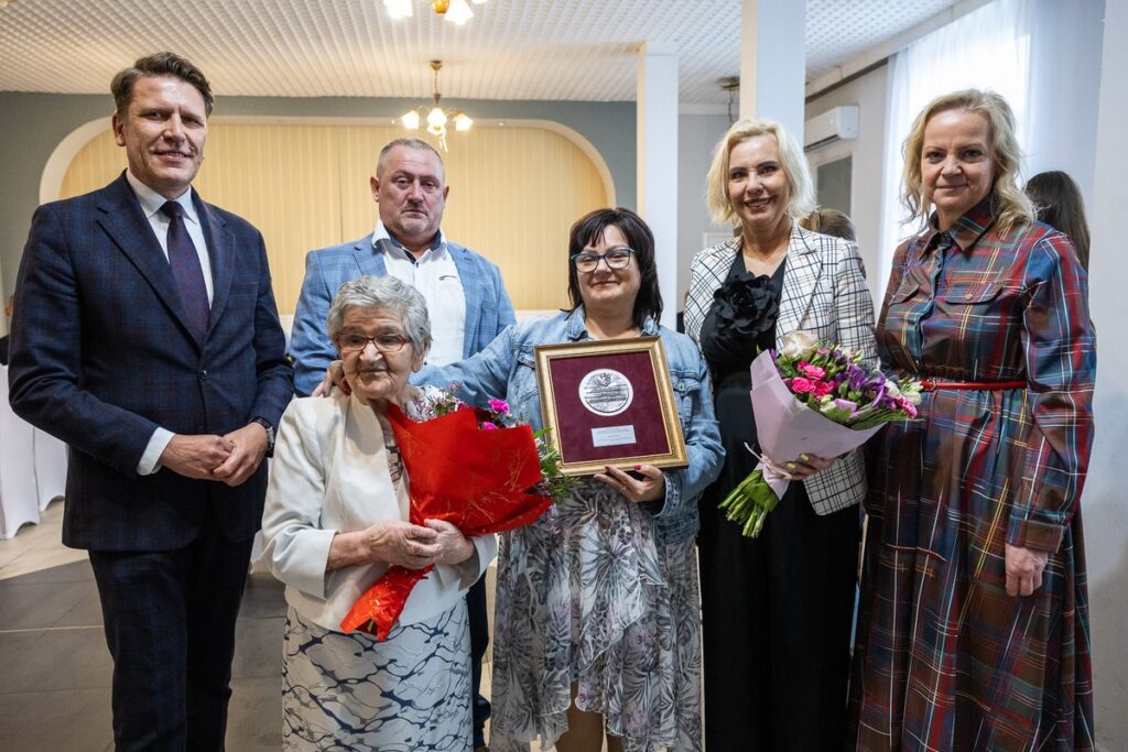 Awarding of the medal to Helena Kardaś, photo by Szymon Zdziebło/tarantoga.pl for the UMWKP