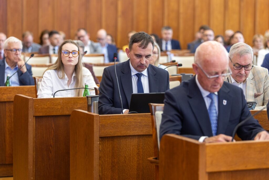 Sesja absolutoryjna sejmiku województwa, 25 maja 2026, fot. Szymon Zdziebło/tarantoga dla UMWKP