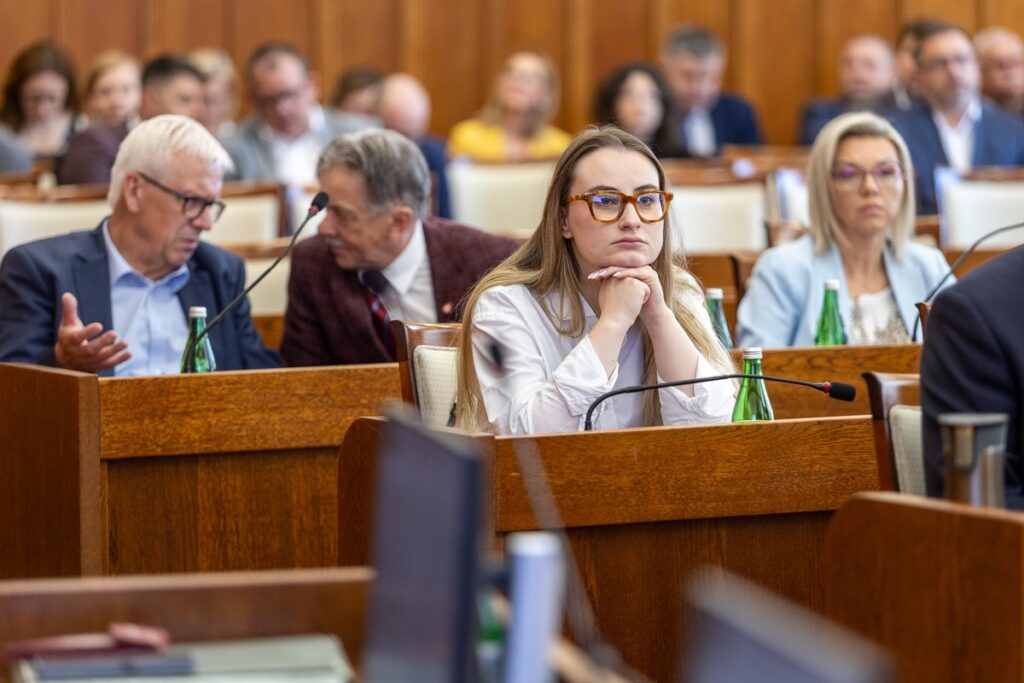 Sesja absolutoryjna sejmiku województwa, 25 maja 2026, fot. Szymon Zdziebło/tarantoga dla UMWKP