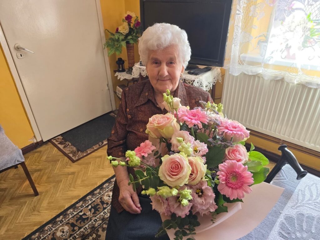 Wręczenie medalu Gertrudzie Wyrzykowskiej, fot. UMWKP
