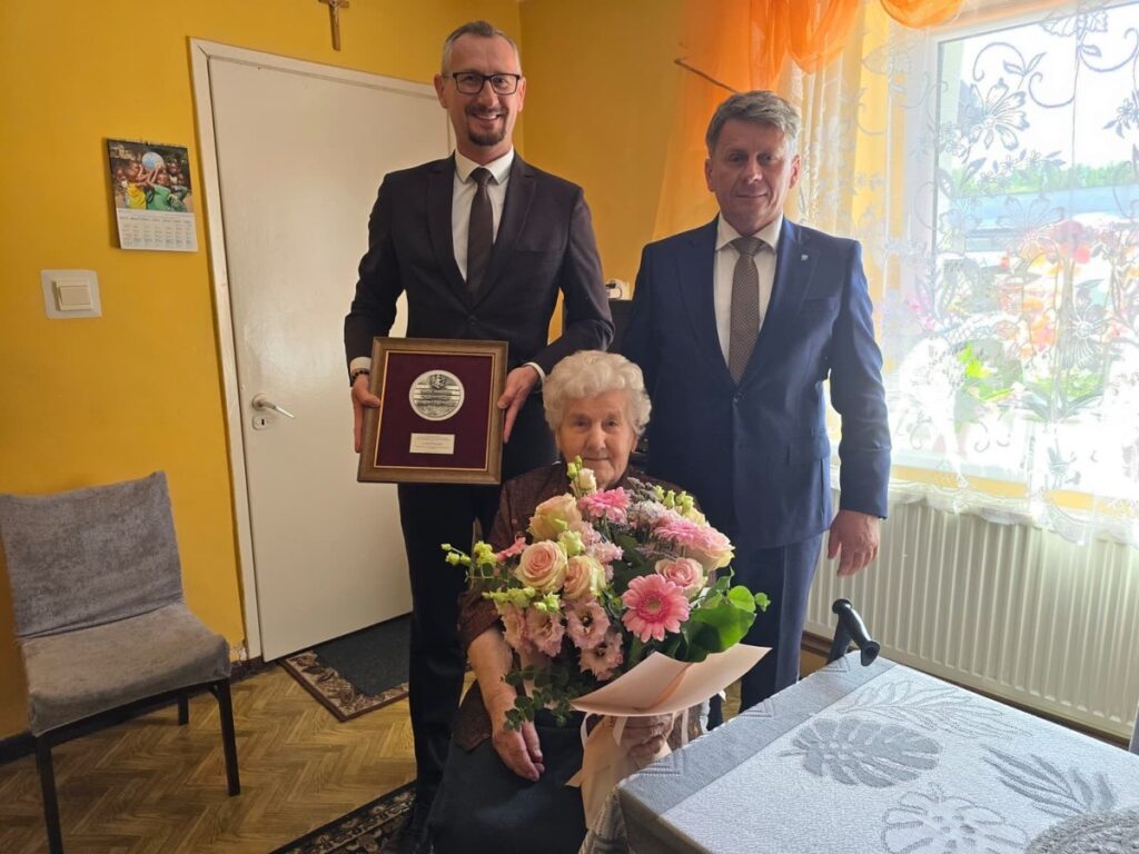 Wręczenie medalu Gertrudzie Wyrzykowskiej, fot. UMWKP