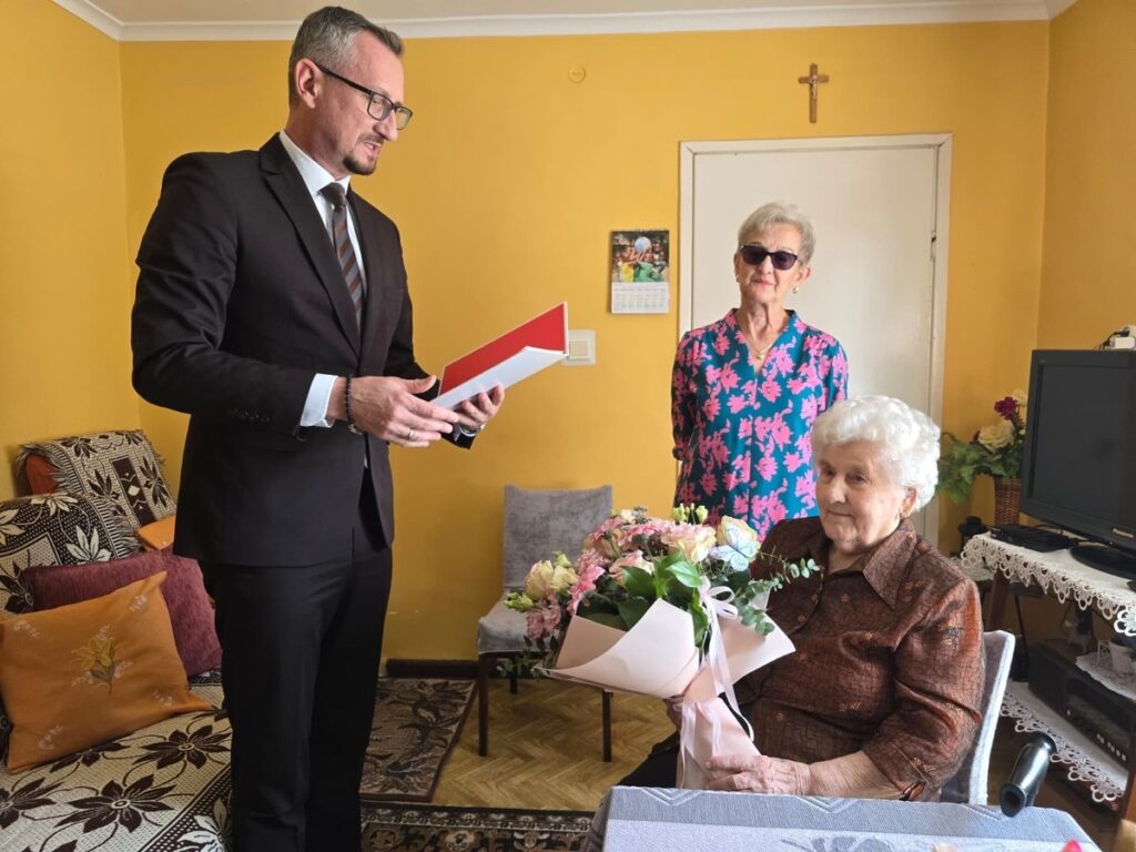 Wręczenie medalu Gertrudzie Wyrzykowskiej, fot. UMWKP
