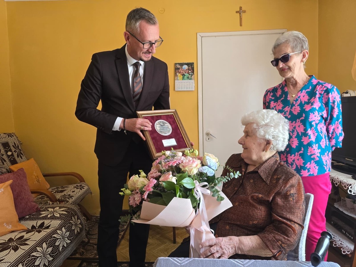 Wręczenie medalu Gertrudzie Wyrzykowskiej, fot. UMWKP