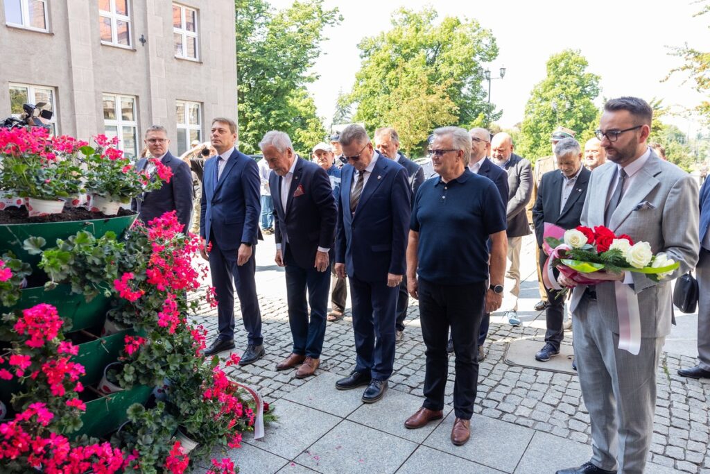 Złożenie kwiatów pod tablicą ,,Ludziom Solidarności” w Toruniu w 37 rocznicę wyborów 4 czerwca 1989. Fot. Mikołaj Kuras dla UMWKP