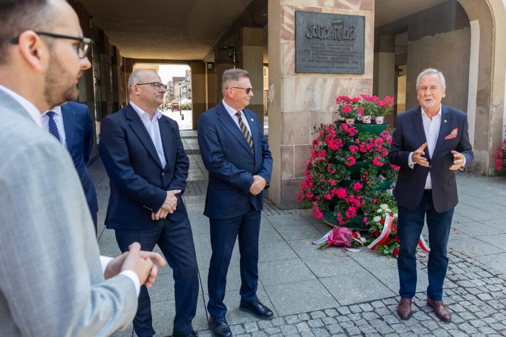 Złożenie kwiatów pod tablicą ,,Ludziom Solidarności” w Toruniu w 37 rocznicę wyborów 4 czerwca 1989. Fot. Mikołaj Kuras dla UMWKP