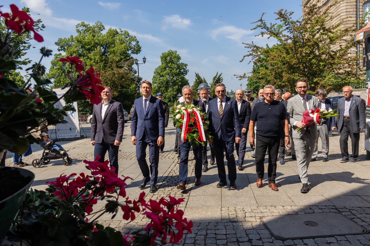 Złożenie kwiatów pod tablicą ,,Ludziom Solidarności” w Toruniu w 37 rocznicę wyborów 4 czerwca 1989. Fot. Mikołaj Kuras dla UMWKP