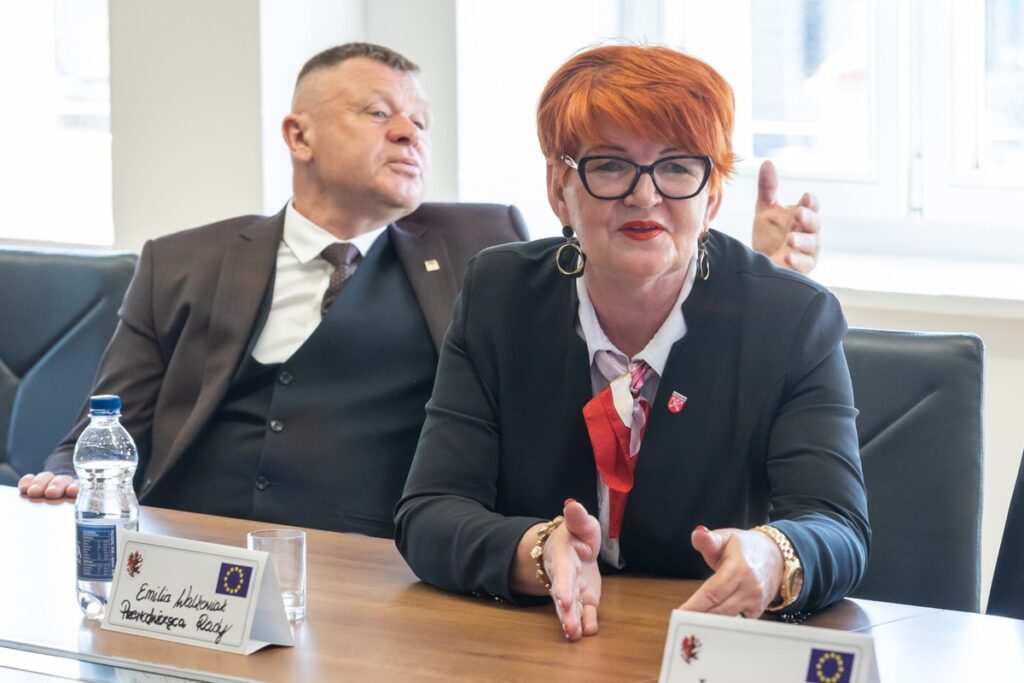 Uroczystość podpisania umowy na budowę ronda w Rzadkwinie, fot. Mikołaj Kuras dla UMWKP