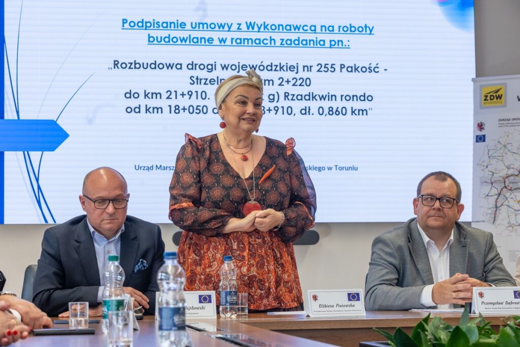 Uroczystość podpisania umowy na budowę ronda w Rzadkwinie, fot. Mikołaj Kuras dla UMWKP