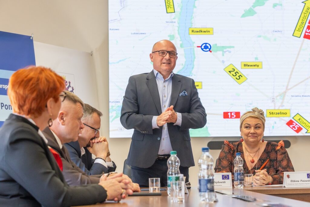 Uroczystość podpisania umowy na budowę ronda w Rzadkwinie, fot. Mikołaj Kuras dla UMWKP