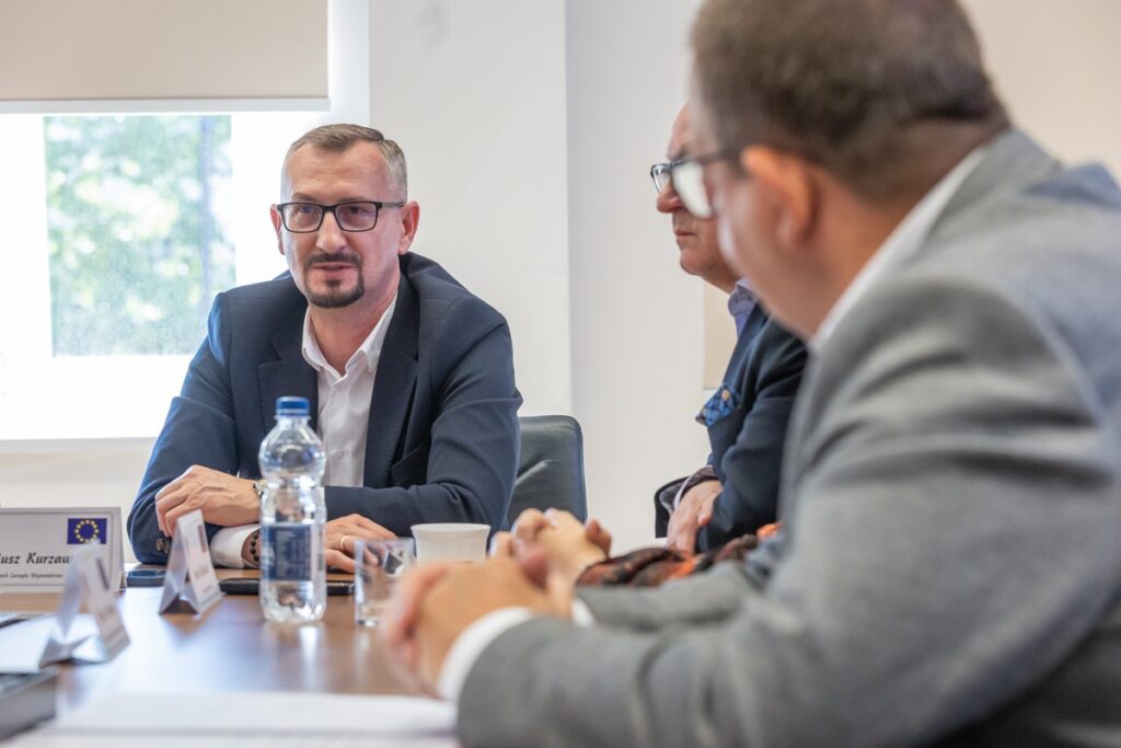 Uroczystość podpisania umowy na budowę ronda w Rzadkwinie, fot. Mikołaj Kuras dla UMWKP