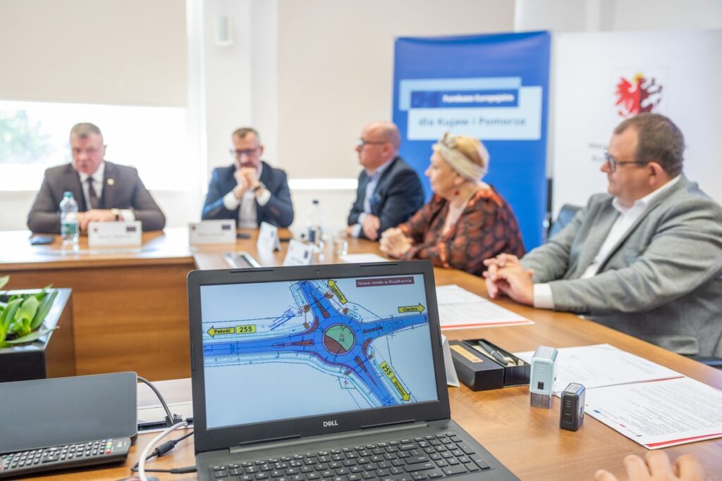 Uroczystość podpisania umowy na budowę ronda w Rzadkwinie, fot. Mikołaj Kuras dla UMWKP