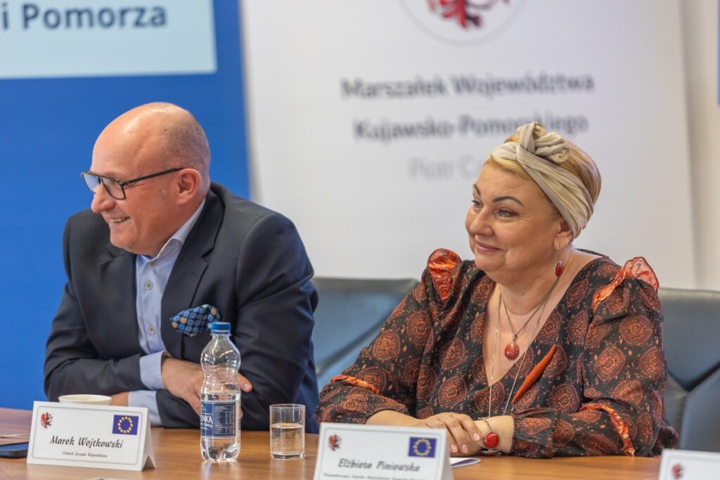 Uroczystość podpisania umowy na budowę ronda w Rzadkwinie, fot. Mikołaj Kuras dla UMWKP