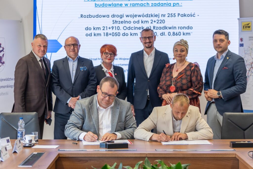 Uroczystość podpisania umowy na budowę ronda w Rzadkwinie, fot. Mikołaj Kuras dla UMWKP