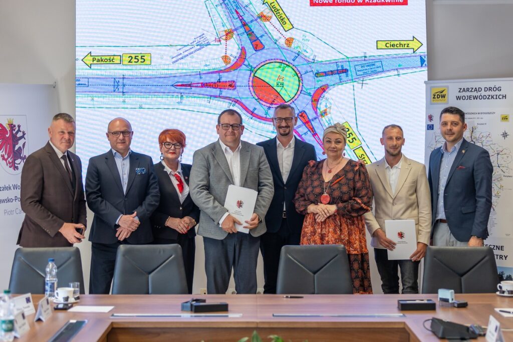 Uroczystość podpisania umowy na budowę ronda w Rzadkwinie, fot. Mikołaj Kuras dla UMWKP